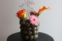 bloemen_op_dennenappelvaas